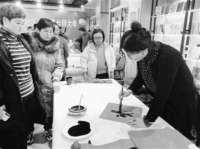 蘭州甘家巷社區(qū)“鼠年納?！彼痛郝?lián)（圖）