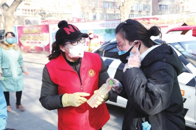 用點(diǎn)滴善舉筑就強(qiáng)大正能量 蘭州市各級(jí)道德模范、蘭州好人齊心援助抗擊疫情一線