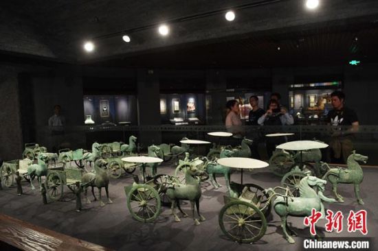 圖為甘肅省博物館展陳的東漢銅奔馬車陣。(資料圖) 楊艷敏 攝