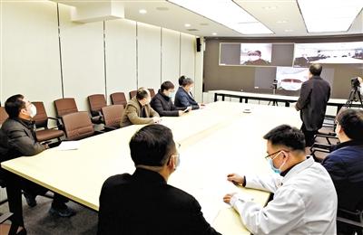 蘭大校長嚴(yán)純?nèi)A等視頻連線蘭大一院、二院支援湖北醫(yī)療隊(duì)員