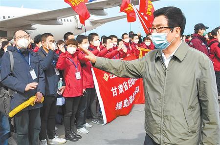 甘肅省第四批援助湖北醫(yī)療隊凱旋 林鐸到機(jī)場迎接
