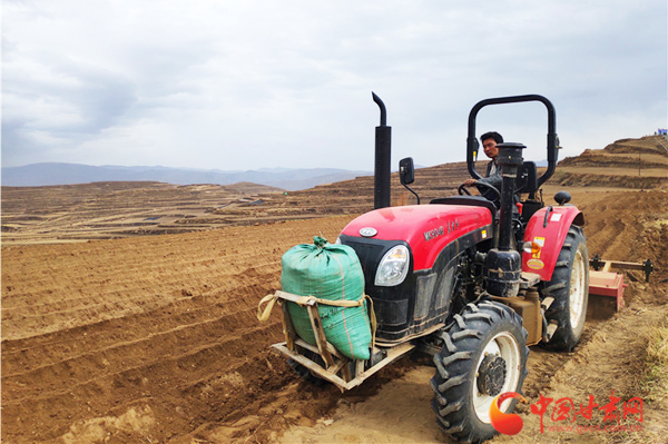 【甘肅省決戰(zhàn)決勝脫貧攻堅】理事長發(fā)明開行機(jī)  種植藥材更攢勁