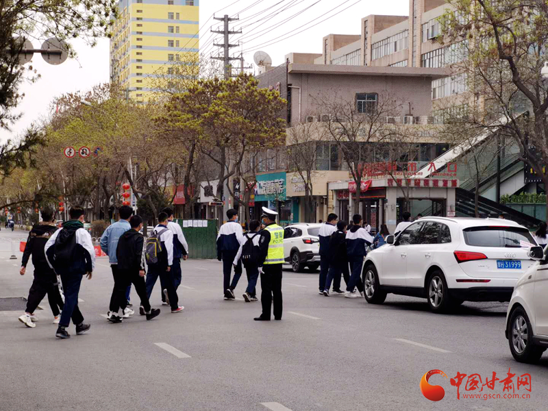 保駕護航！涼州公安交警“護學崗” 撐起“平安傘”