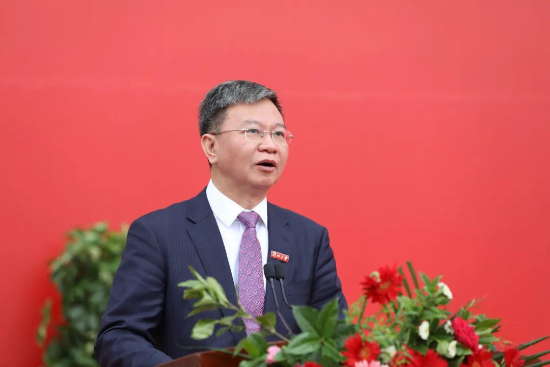 蘭州大學(xué)校長嚴(yán)純?nèi)A寄語2020屆本科畢業(yè)生：做敢擔(dān)當(dāng)、能擔(dān)當(dāng)、有擔(dān)當(dāng)?shù)娜?>
        </a><em>蘭州大學(xué)校長嚴(yán)純?nèi)A寄語2020屆本科畢業(yè)生：做敢擔(dān)當(dāng)、能擔(dān)當(dāng)、有擔(dān)當(dāng)?shù)娜?/em></li>
    <li><a  target=