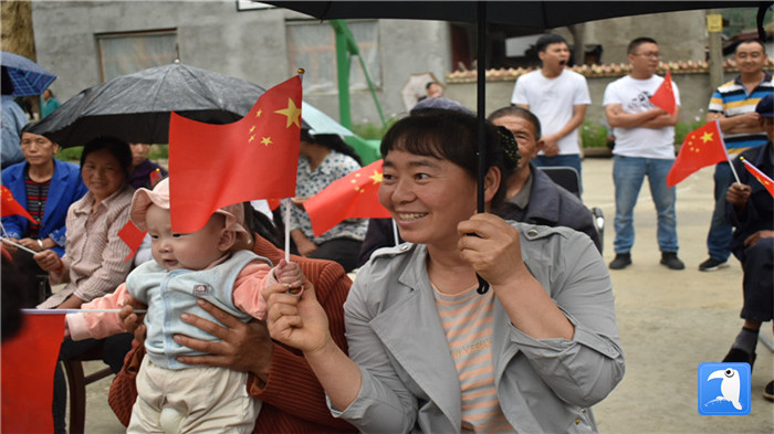 隴南市紀(jì)委監(jiān)委黨員干部與宕昌縣官亭鎮(zhèn)杜家村群眾一起慶祝黨的生日。_副本.jpg