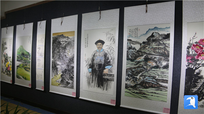 7月1日上午，定西市通渭縣紀(jì)委監(jiān)委舉辦“襄郡清風(fēng)·喜迎建黨99周年”廉政文化書畫展， 共同為黨的生日獻(xiàn)禮。_副本.jpg