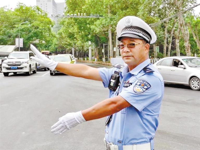 蘭州城關(guān)區(qū)交警大隊(duì)一線老交警馬驍：俯首甘為“老黃?！?>
        </a><em>蘭州城關(guān)區(qū)交警大隊(duì)一線老交警馬驍：俯首甘為“老黃?！?/em></li>
    <li><a  target=