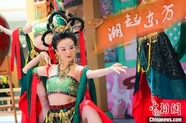 圖為今年9月5日，在重慶亮相的敦煌博物館“潮起東方”主題活動(dòng)現(xiàn)場。敦煌博物館供圖