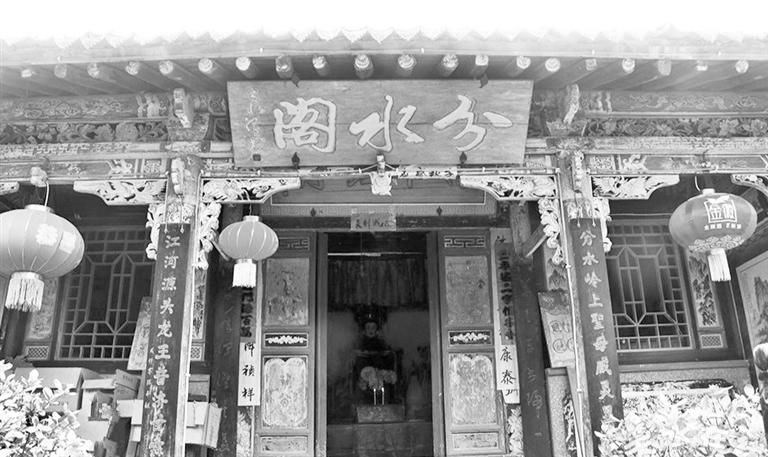 秦嶺鎮(zhèn)分水閣，一屋檐水分江河 這里可看水系奇觀，可賞連翹花海