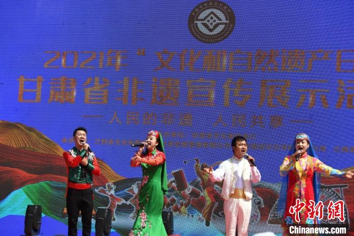 圖為甘肅臨夏回族自治州非遺傳承人演唱花兒?！钇G敏 攝