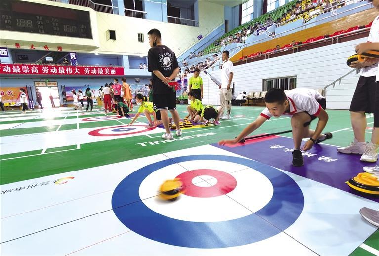 蘭州市中小學(xué)生陸地冰壺比賽開賽