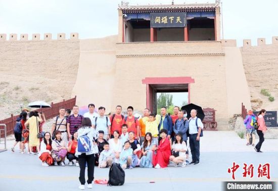 歷經(jīng)數(shù)十載保護(hù)修繕的古老關(guān)城得以延年益壽，成為了海內(nèi)外游客“絲路游”的必經(jīng)打卡地?！「哒?攝