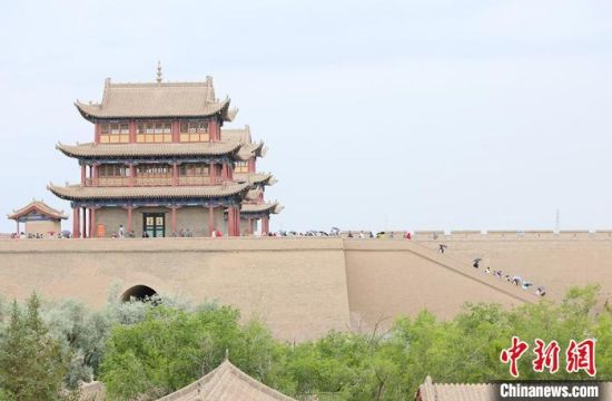 歷經(jīng)數(shù)十載保護(hù)修繕的古老關(guān)城得以延年益壽，成為了海內(nèi)外游客“絲路游”的必經(jīng)打卡地?！「哒?攝