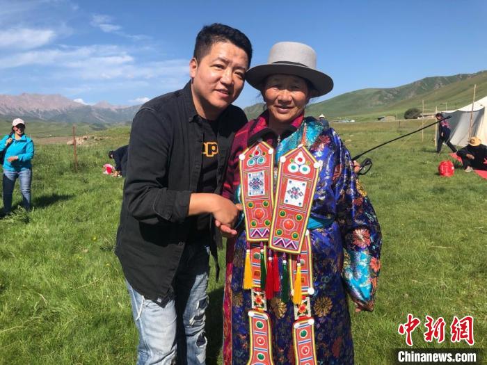 圖為拍攝紀(jì)錄片《西茂的婚禮》期間，張輝剛(左)與裕固族老人合影留念。(資料圖) 張輝剛供圖