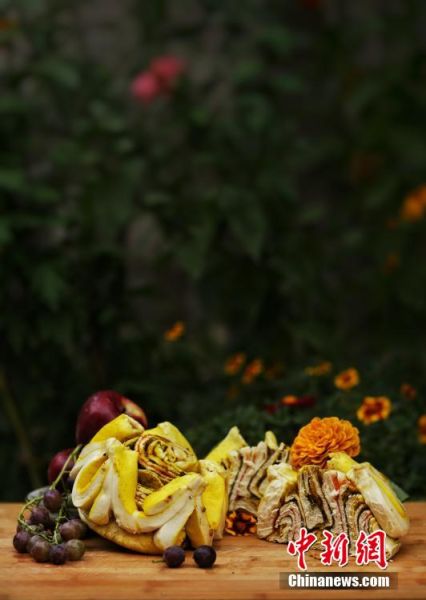 圖為做好的月餅，狀似玫瑰，切開后層層疊疊，色彩斑斕。張文 攝