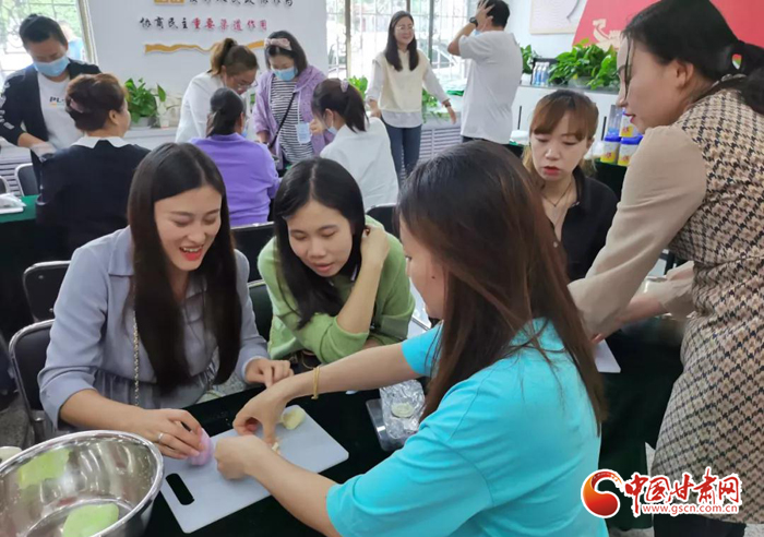 解鎖新技能！蘭州七里河區(qū)秋天的第一份手工月餅來(lái)了