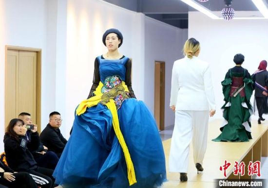 東鄉(xiāng)繡娘在T臺走秀?！「哒?攝