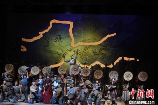 作為隴劇“梅花”，雷通霞在《大禹治水》中甘當“綠葉”，該劇推出后，反響十分熱烈。(資料圖) 楊艷敏 攝