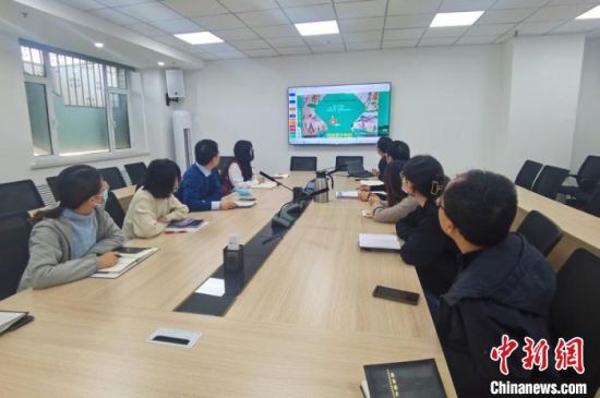 圖為甘肅教育出版社《寫給青少年的敦煌故事》叢書項目組，探討圖書封面設(shè)計?！￠Z姣 攝