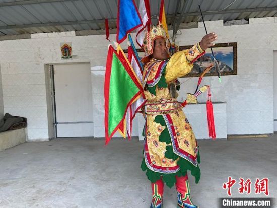 圖為完代才讓在外木村戲臺出演?！∷巫雨?攝