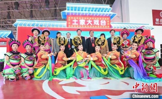 11月26日，“甘肅團(tuán)”在首屆中國(武漢)文化旅游博覽會展區(qū)的“土家大戲臺”，與“湖北團(tuán)”互訪交流。　甘肅省文化和旅游廳供圖