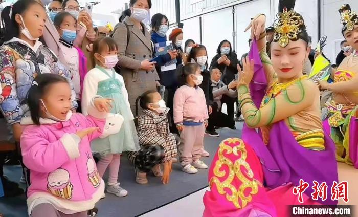 圖為敦煌舞者在湖北武漢文旅博覽會展區(qū)，教當(dāng)?shù)匦∨笥讯鼗臀栉枳恕?資料圖) 甘肅省文化和旅游廳供圖