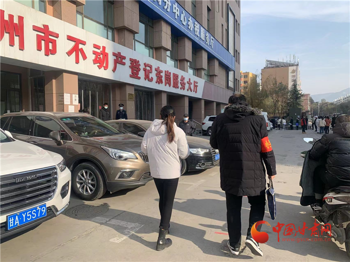 【我為群眾辦實事】蘭州市城關(guān)區(qū)：社區(qū)幫辦有誠意 這21戶居民的產(chǎn)權(quán)證拿到了