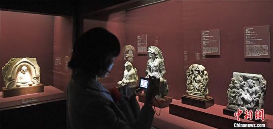 2018年8月，《平山郁夫的絲路世界——平山郁夫絲綢之路美術(shù)館文物展》在甘肅敦煌莫高窟開(kāi)展。中新社記者 楊艷敏 攝