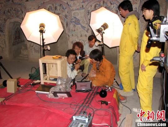 敦煌研究院與日本東京文化財(cái)研究所合作進(jìn)行第285窟多光譜無(wú)損調(diào)查工作現(xiàn)場(chǎng)。中新社發(fā) 婁婕 供圖