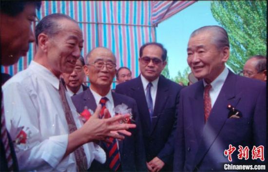1994年8月，時(shí)任日本首相竹下登(右一)與時(shí)任敦煌研究院院長(zhǎng)段文杰在莫高窟親切交談。中新社發(fā) 婁婕 供圖