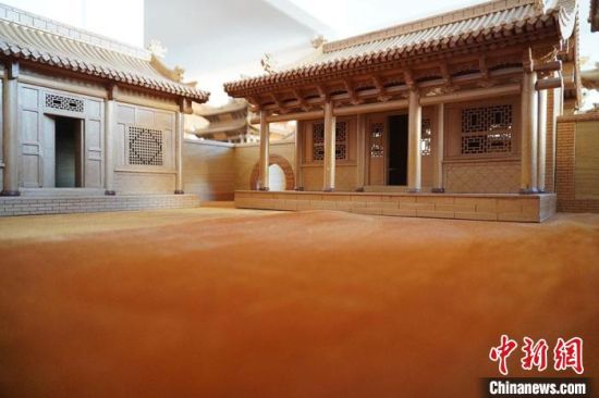 圖為微縮建筑蘭州四合院內(nèi)部結(jié)構(gòu)?！【琶赖┰?　攝