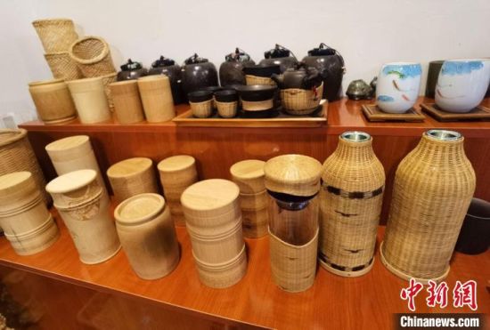 圖為展陳的一件件精致可愛的竹編農(nóng)具工藝品。　馮志軍 攝