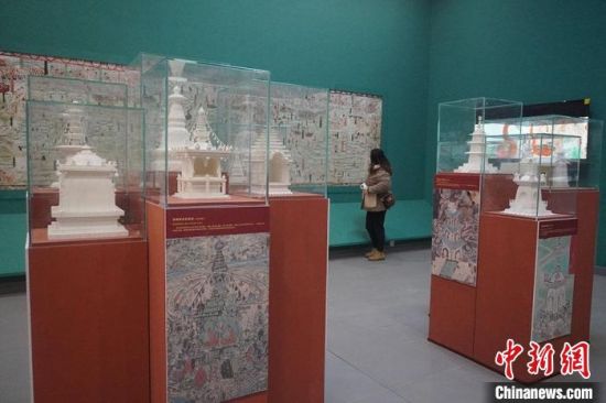 圖為觀眾欣賞數(shù)字復(fù)制壁畫?！【琶赖┰?攝