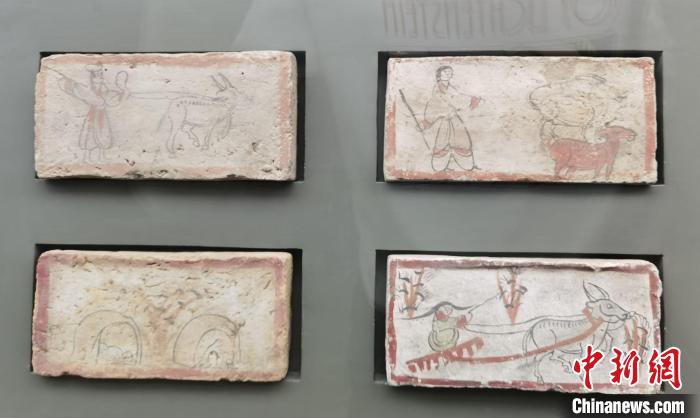 圖為嘉峪關(guān)長城博物館館藏文物魏晉墓彩繪畫像磚中豐富多彩的古代農(nóng)牧業(yè)生產(chǎn)活動。(資料圖) 丁思 攝