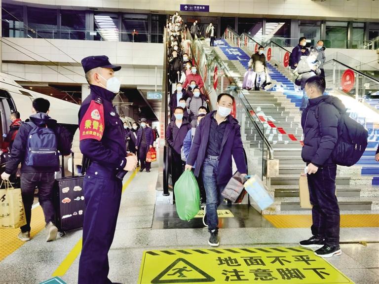 甘肅公安開啟“春運(yùn)保暢模式”