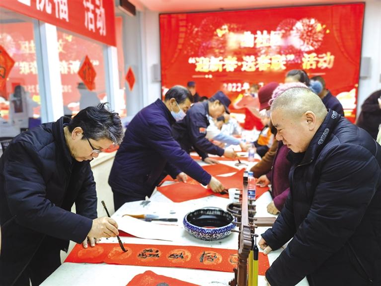 蘭州新區(qū)開展“墨香四溢送春聯(lián)·情暖文曲送祝?！被顒?>
        </a><em>蘭州新區(qū)開展“墨香四溢送春聯(lián)·情暖文曲送祝?！被顒?/em></li>
    <li><a  target=