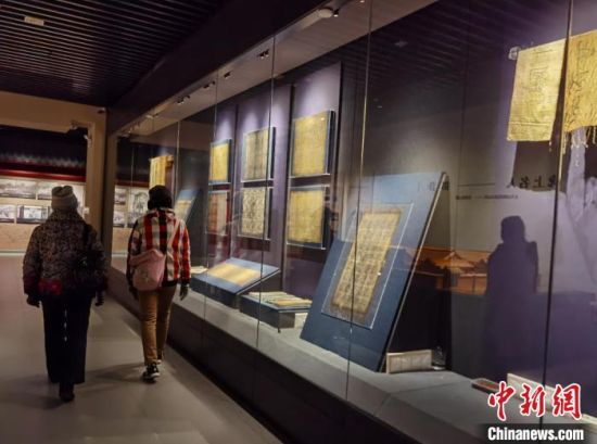 圖為蘭州市民參觀博物館展品?！⌒煅?攝