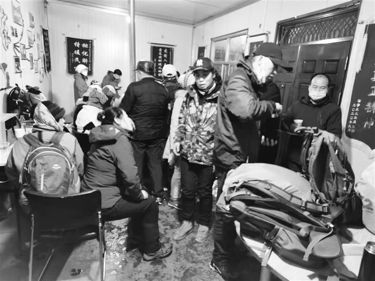 蘭州：積雪困住大巴車上71名乘客 交警徹夜轉運救助