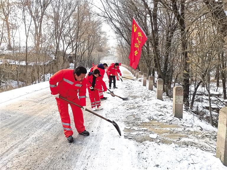 臨夏州東鄉(xiāng)公路段開展“打冰防滑、黨員先行”主題黨日活動(dòng)