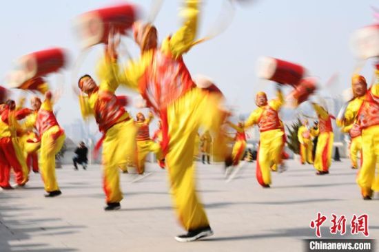 2019年2月19日，演員在黃河岸邊的蘭州水車博覽園內(nèi)進行太平鼓表演，歡慶元宵佳節(jié)。(資料圖) 　楊艷敏 攝