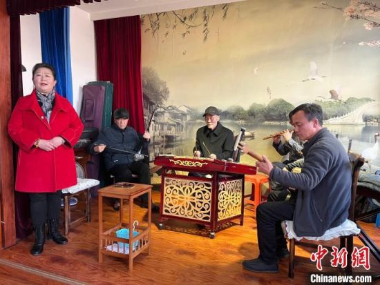 圖為蘭州鼓子表演者王常玉登臺演唱，她是這項入列國家級非物質(zhì)文化遺產(chǎn)的曲藝表演者中，為數(shù)不多的女演員?！堨下?攝