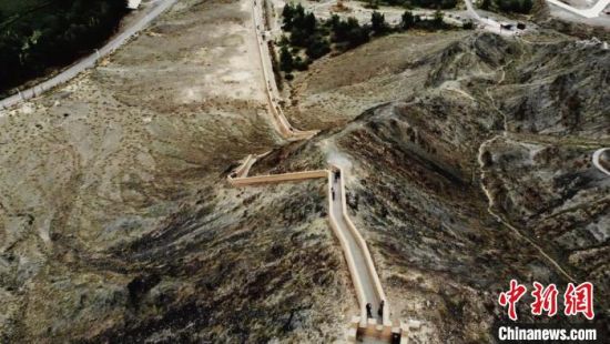 圖為甘肅嘉峪關(guān)懸臂長城吸引游客打卡 。(資料圖) 李亞龍 攝