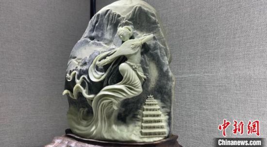 圖為李學(xué)平的玉雕作品?！「攥?攝