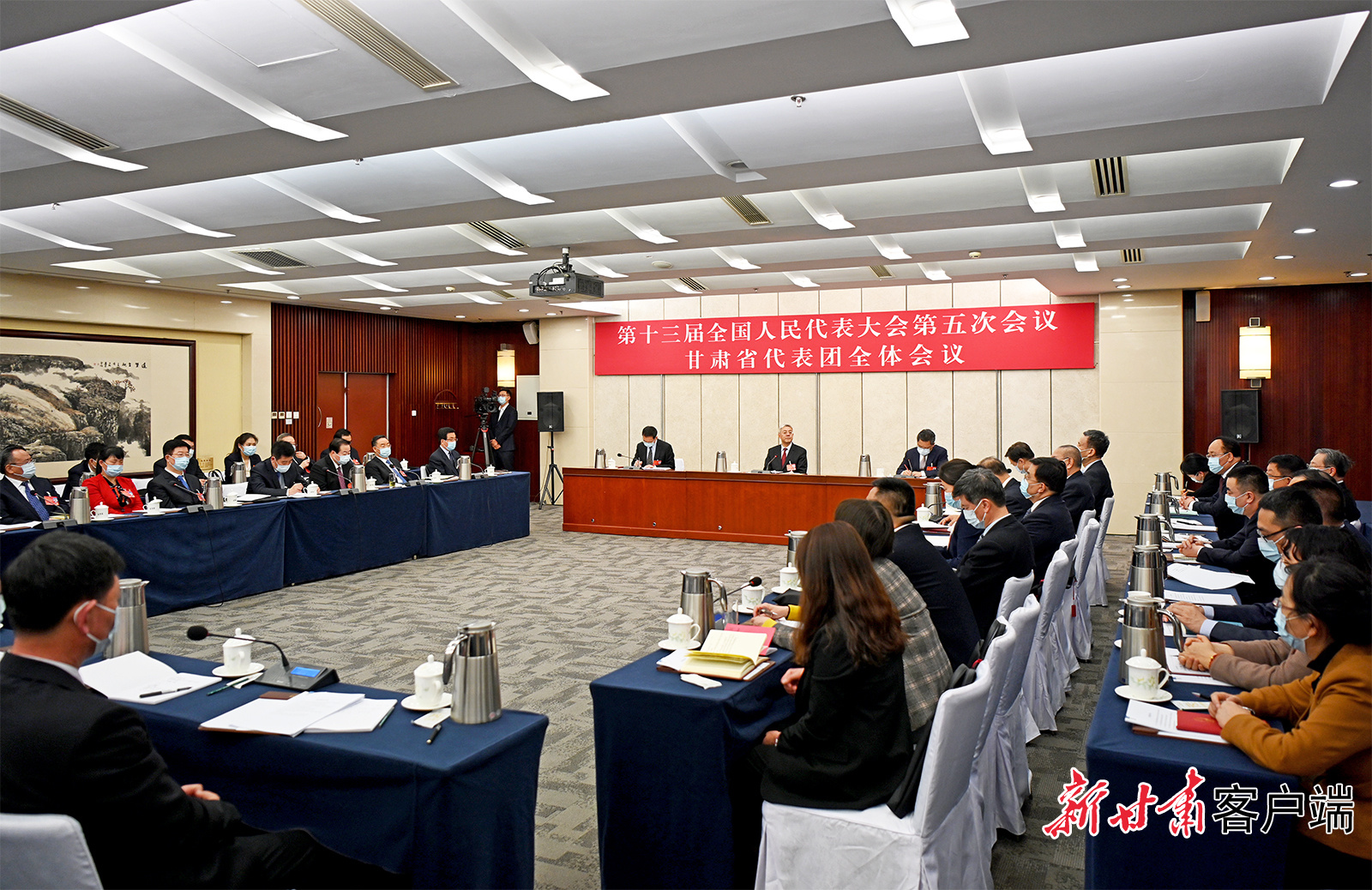 甘肅代表團(tuán)舉行全體會議，尹弘主持并講話