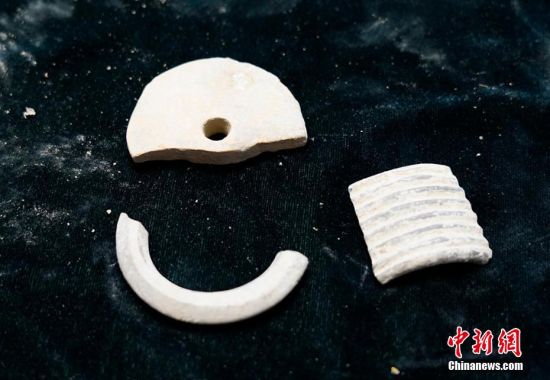 圖為靜寧縣賈河鄉(xiāng)竇坪村出土的佩飾。 夏劍鋒 攝