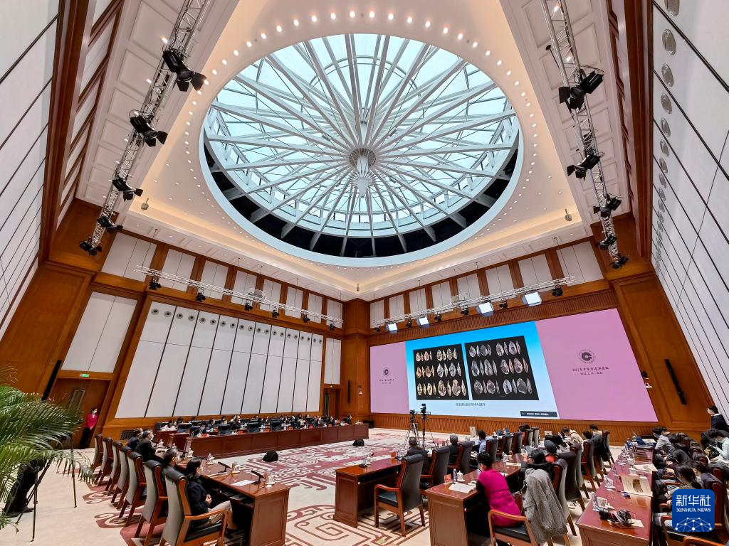 3月18日，“中國(guó)社會(huì)科學(xué)院考古學(xué)論壇·2021年中國(guó)考古新發(fā)現(xiàn)”進(jìn)行入選項(xiàng)目報(bào)告環(huán)節(jié)（手機(jī)照片）。