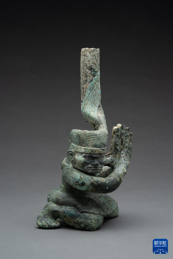 四川廣漢市三星堆商代遺址四號(hào)坑出土扭頭跪坐銅人像（資料圖）。