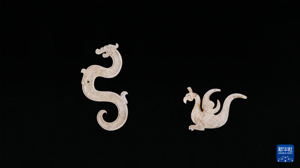 江西樟樹(shù)市國(guó)字山戰(zhàn)國(guó)墓葬出土玉龍、玉鳳（資料圖）。