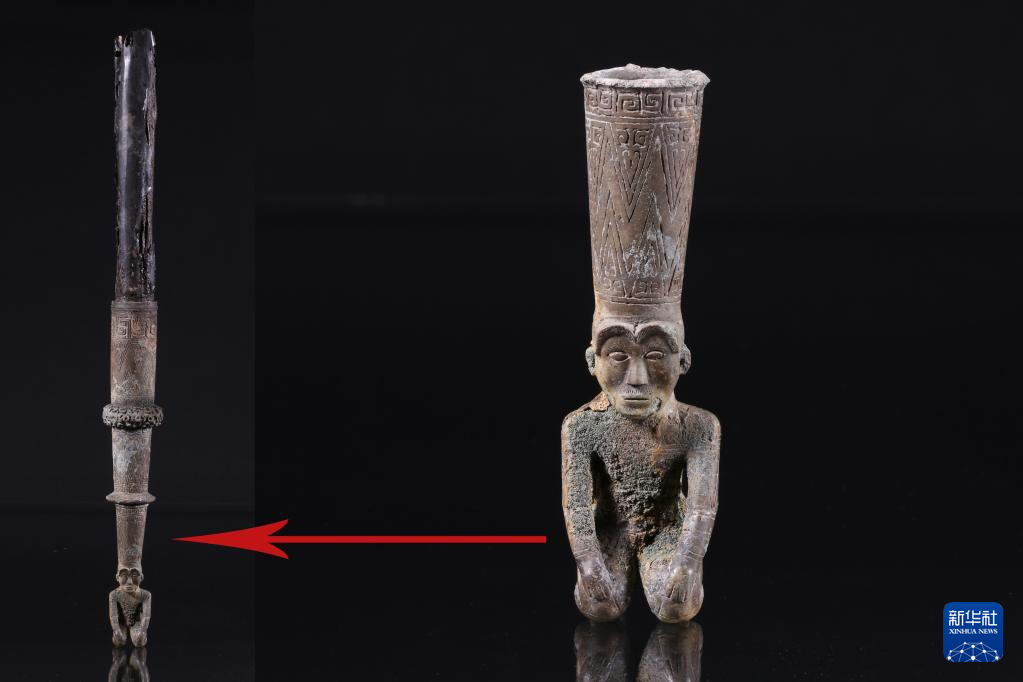 江西樟樹(shù)市國(guó)字山戰(zhàn)國(guó)墓葬出土銅跽坐人鐓（資料圖）。