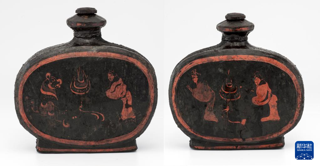 湖北云夢(mèng)縣鄭家湖戰(zhàn)國(guó)秦漢墓地出土扁壺（資料圖）。